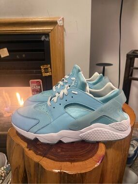 Nike Air Huarache Men’s size 11.5 Blue chill colorway. Just like New!!!